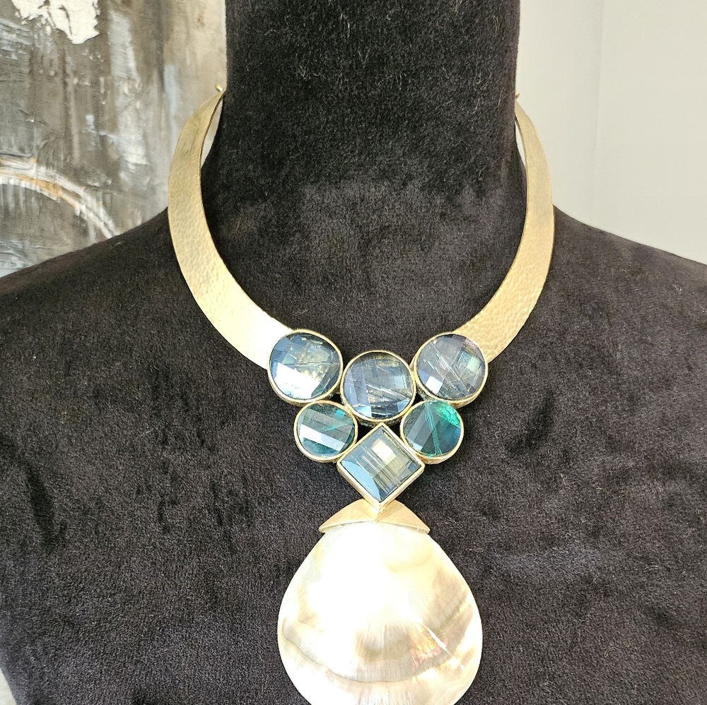 Hanscrafted Elegant Gold and Blue Necklace With PEarl Shell